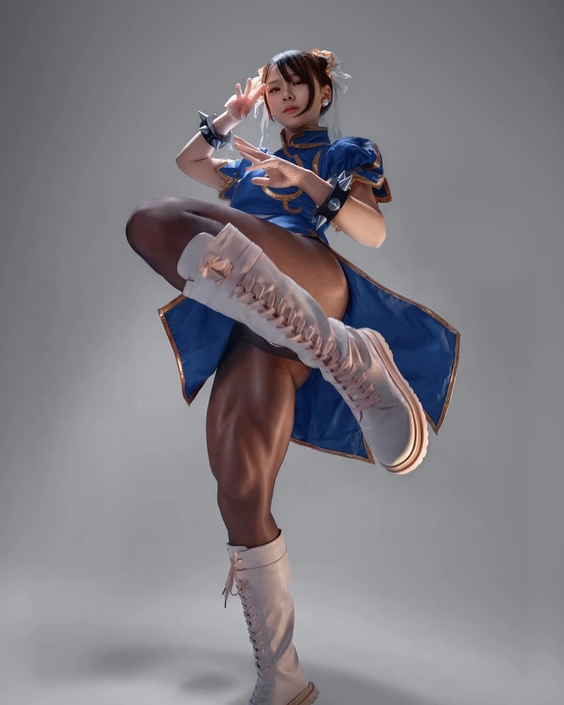 Chun Li cosplay với động tác đá cao ấn tượng