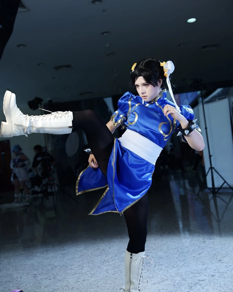 Chun Li cosplay với động tác tung đòn uy lực
