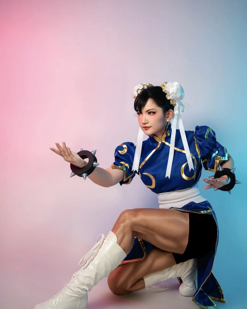 Chun Li cosplay với kiểu tóc búi hai bên đặc trưng