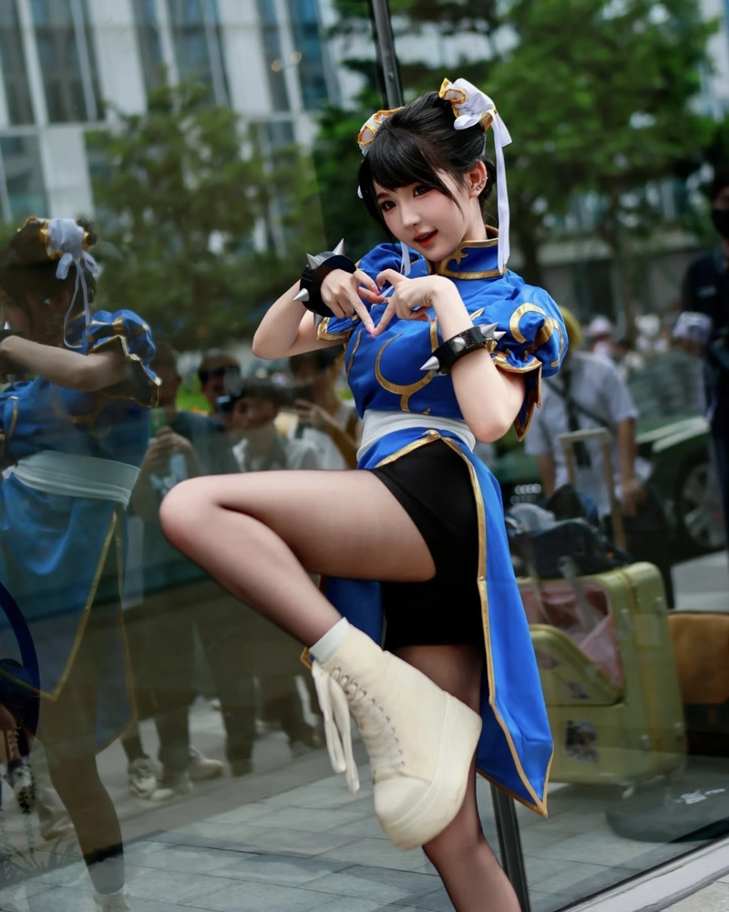 Chun Li cosplay với sườn xám xanh đặc trưng nổi bật