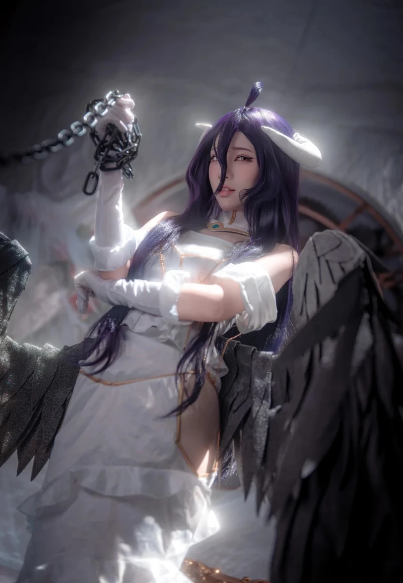 Concept fantasy nổi bật với albedo cosplay chuẩn anime