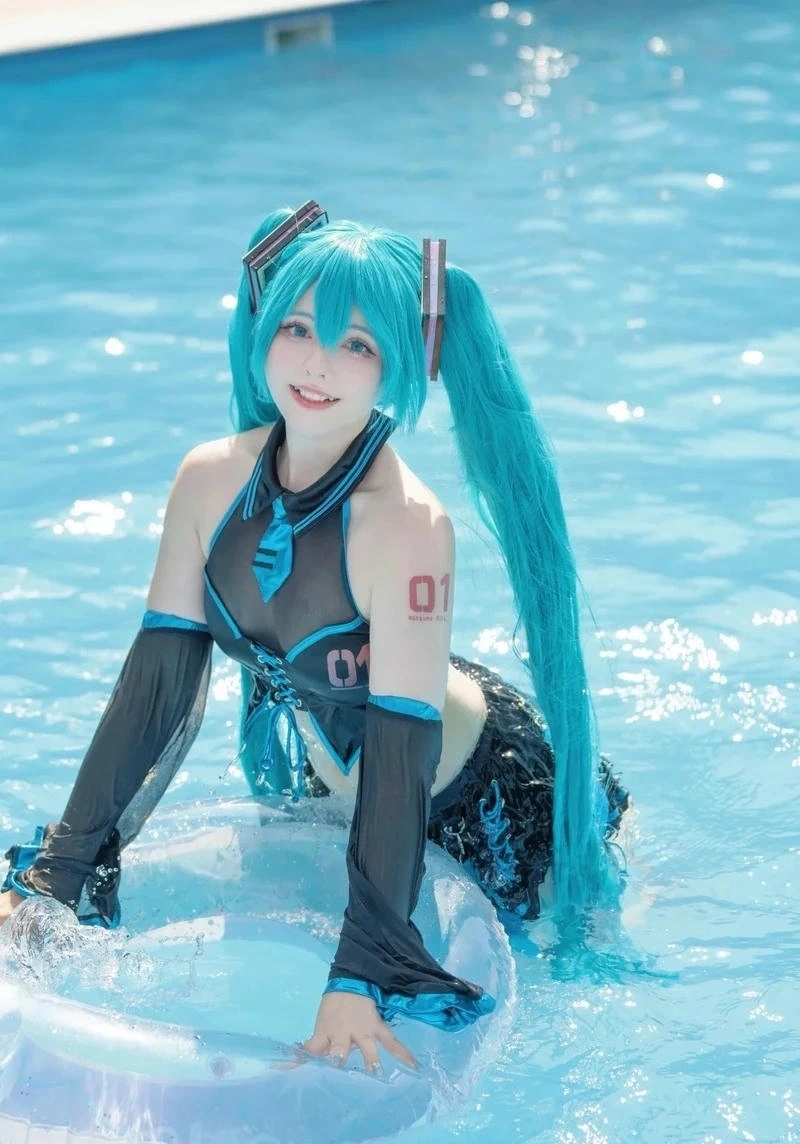 Coser nữ tóc xanh phong cách cosplay Miku cực đáng yêu