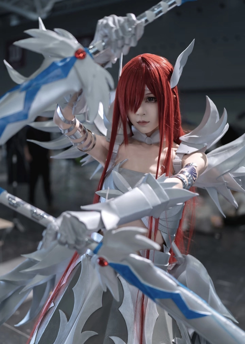 Cosplay Erza nữ biểu cảm mạnh mẽ đầy cuốn hút