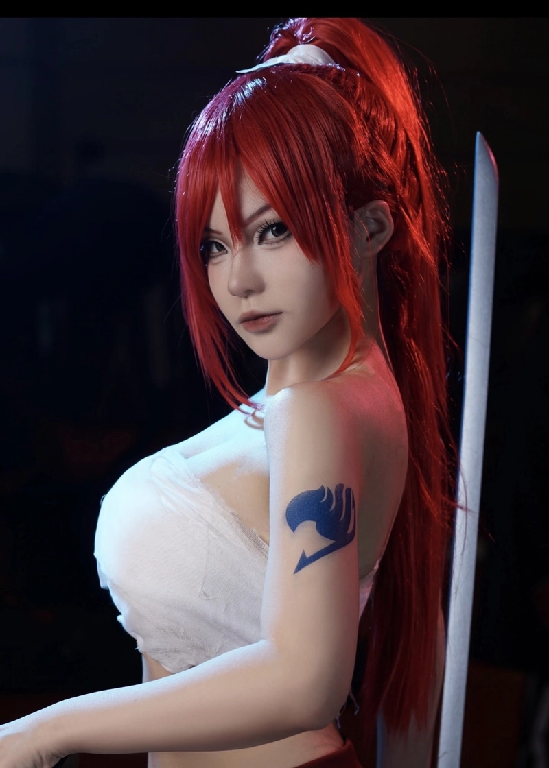 Cosplay Erza nữ tạo hình sắc sảo thần thái lạnh lùng
