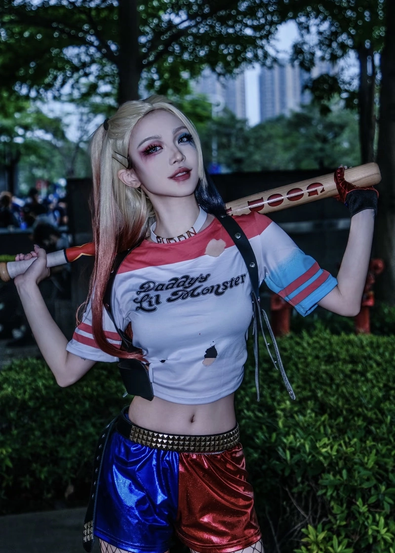 Cosplay Harley Quinn biểu cảm tinh nghịch cực kỳ nổi bật