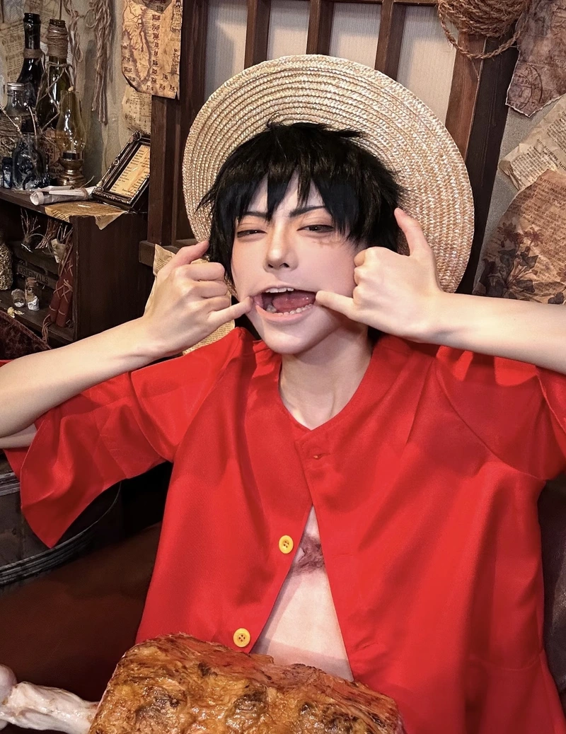 Cosplay Luffy ánh mắt sáng thể hiện tinh thần tự do