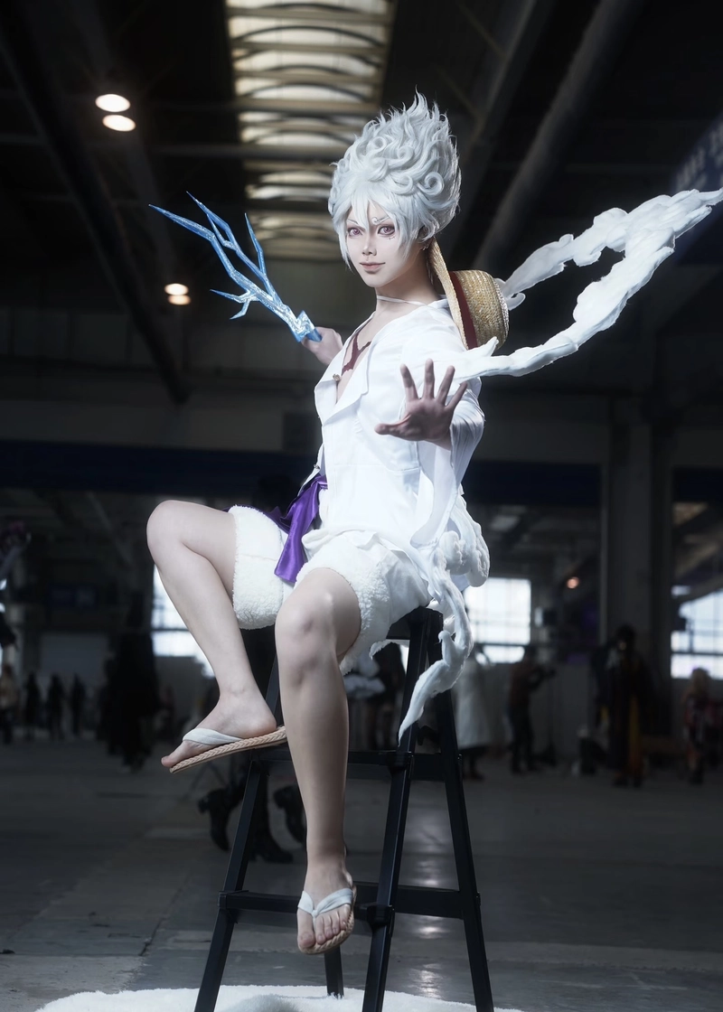 Cosplay Luffy biểu cảm tự tin thu hút ánh nhìn