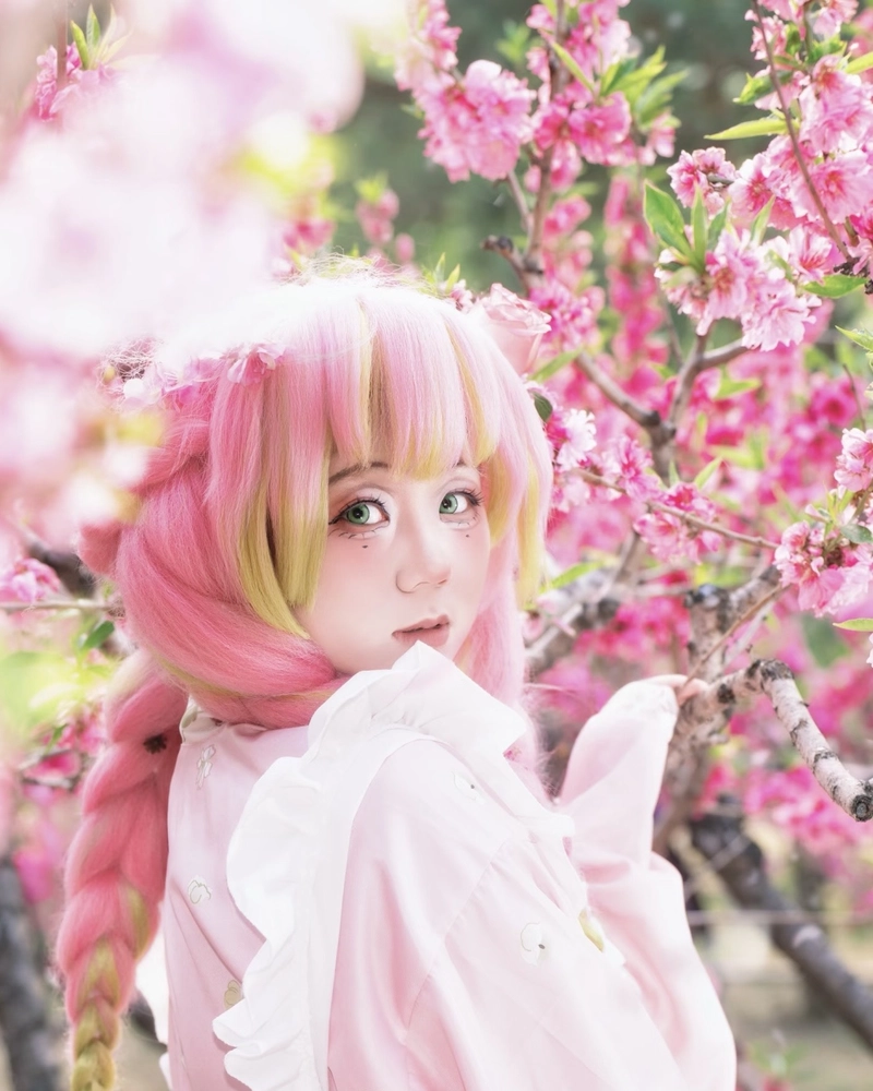 Cosplay Luyến Trụ nữ biểu cảm vui tươi đầy năng lượng