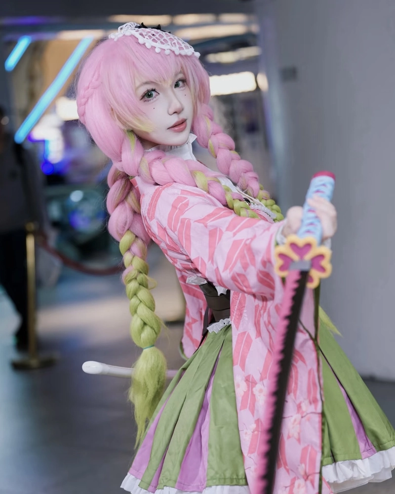 Cosplay Luyến Trụ nữ thần thái linh hoạt đầy sức sống