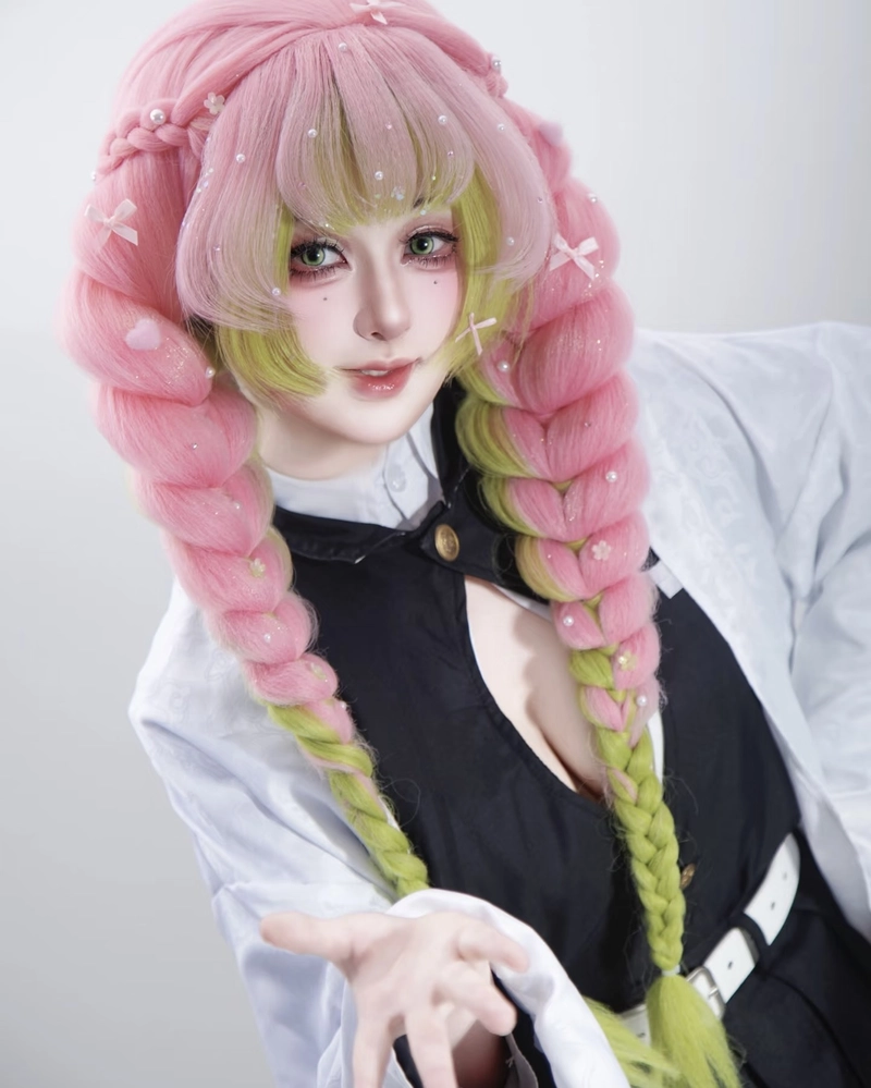 Cosplay Luyến Trụ xinh xắn biểu cảm tươi sáng đầy sức sống