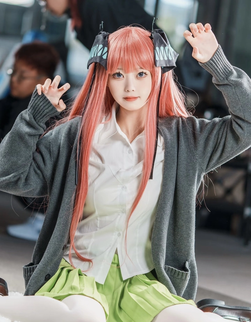 Cosplay Nino Nakano biểu cảm tự tin thu hút người xem