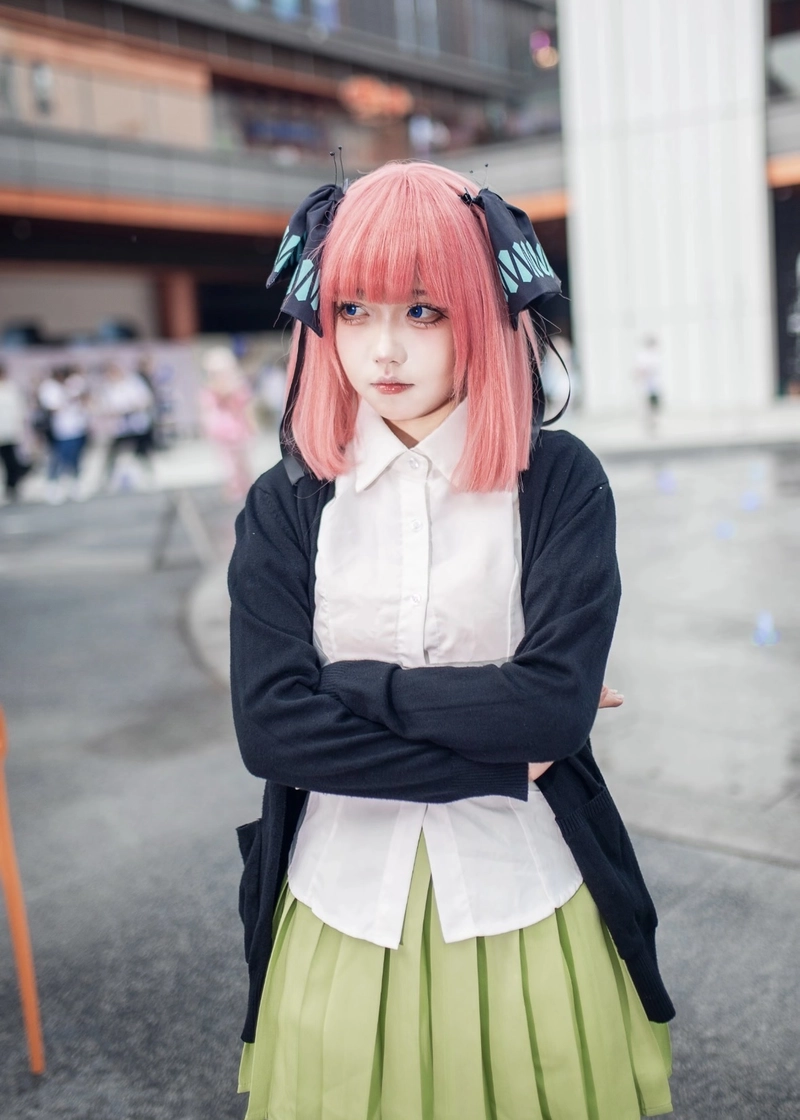Cosplay Nino Nakano tạo hình nổi bật với phụ kiện ruy băng
