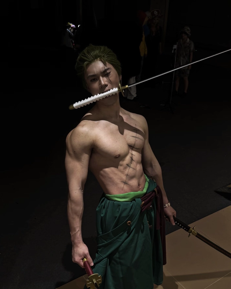 Cosplay Zoro ánh mắt quyết tâm thể hiện tinh thần chiến đấu
