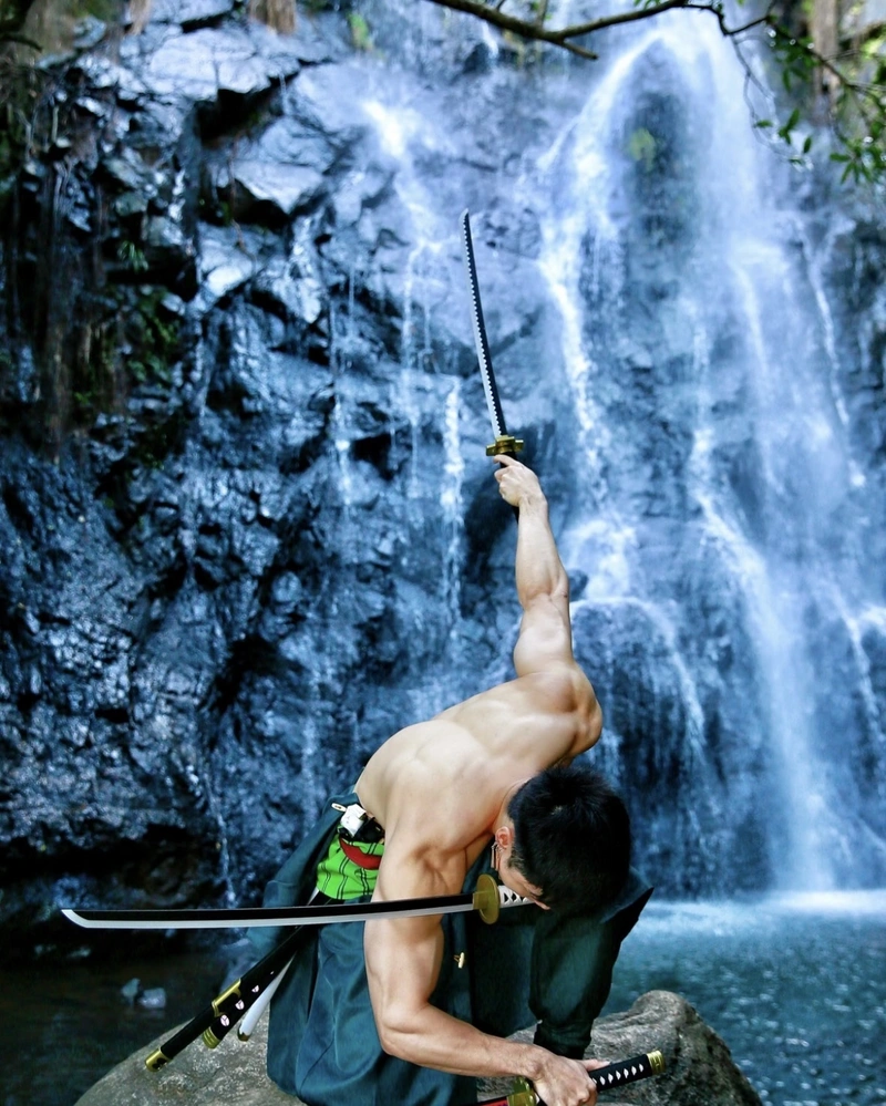 Cosplay Zoro biểu cảm tự tin thu hút người xem
