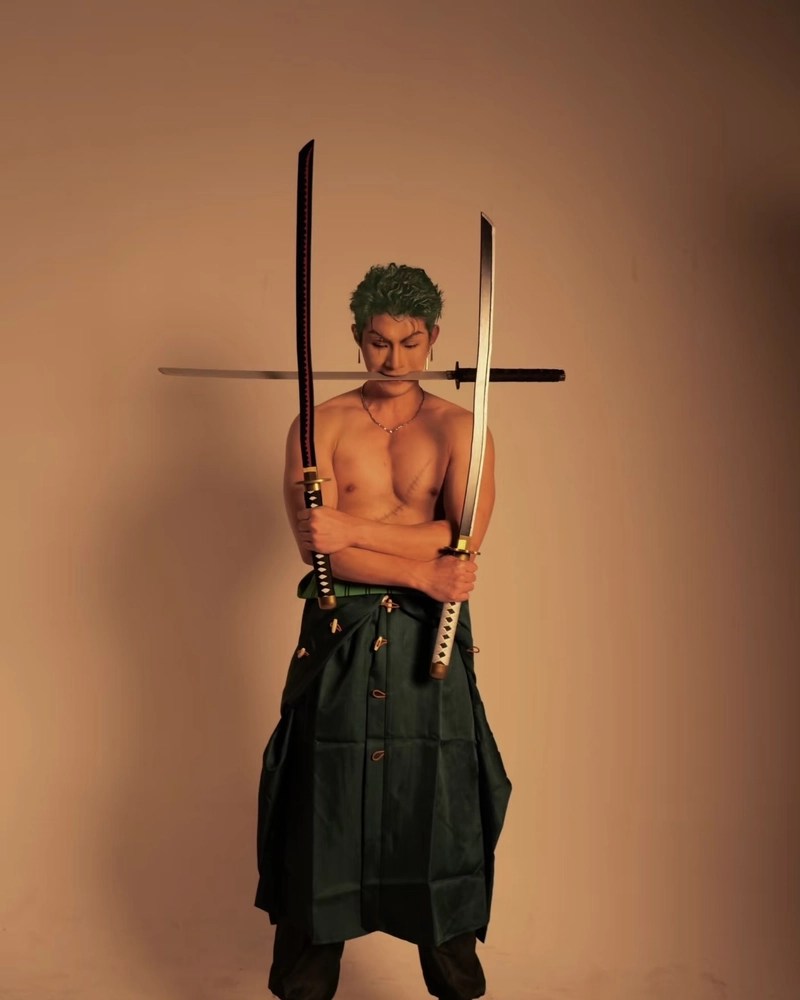 Cosplay Zoro phong cách hải tặc chiến đấu cực kỳ ấn tượng