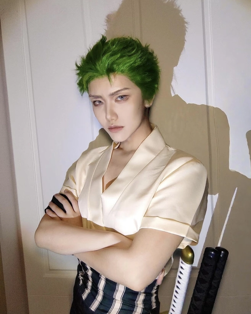 Cosplay Zoro tạo hình đặc trưng với đầu xanh
