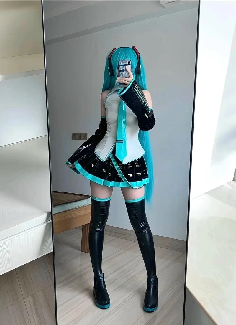 Dáng đứng sân khấu giúp cosplay Miku thêm phần cuốn hút