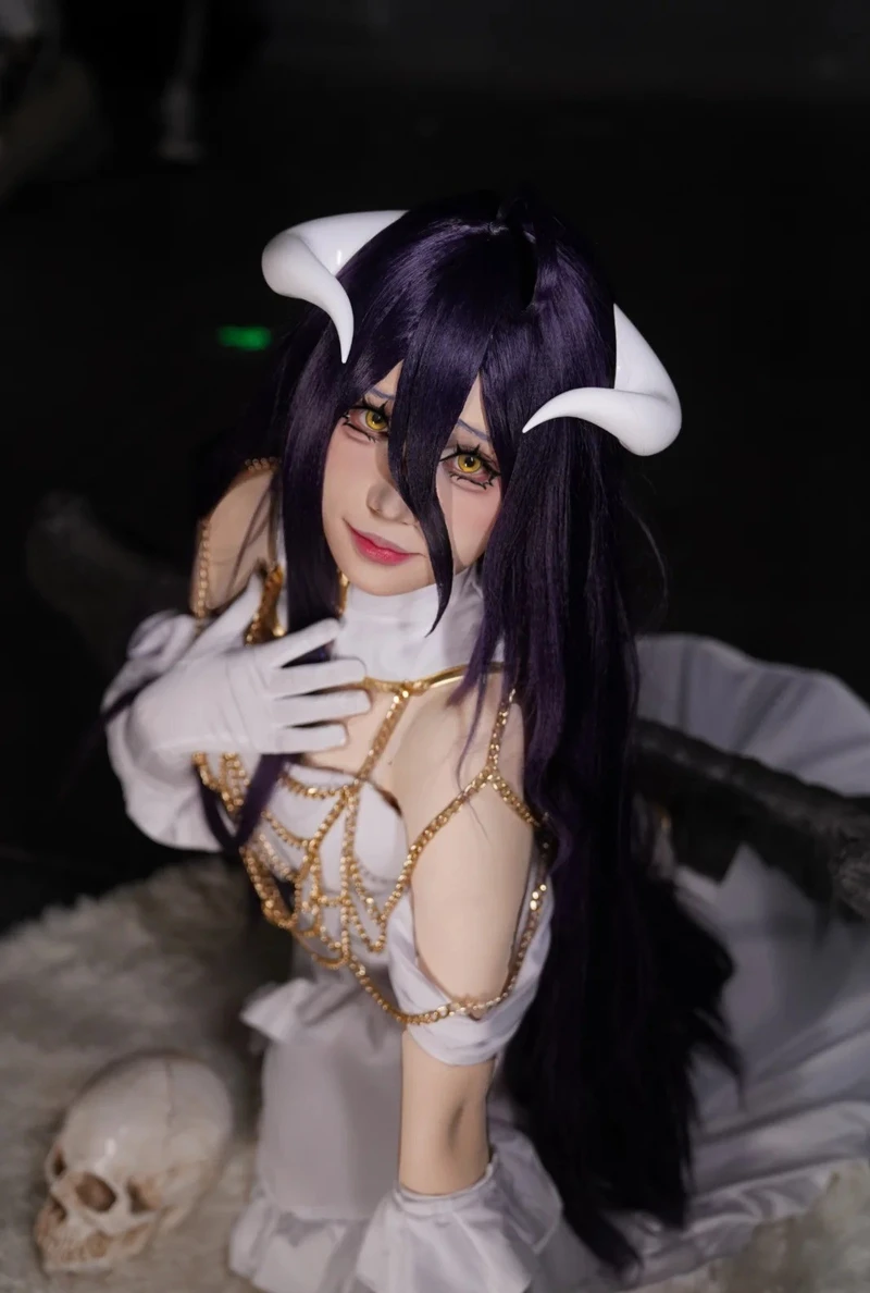 Đôi cánh đen tạo điểm nhấn cho albedo cosplay