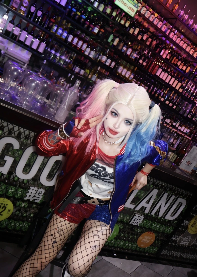 Harley Quinn cosplay nụ cười điên loạn đầy sức hút