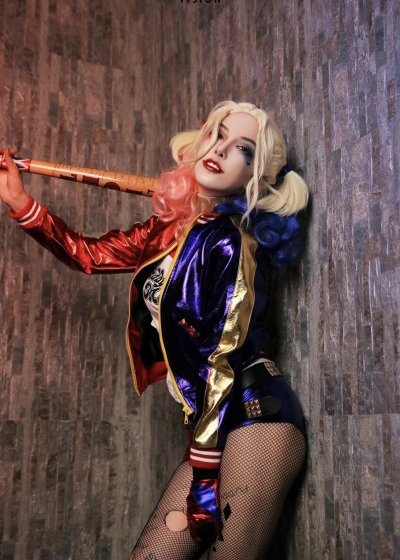 Harley Quinn cosplay tạo hình độc đáo với trang phục đặc trưng