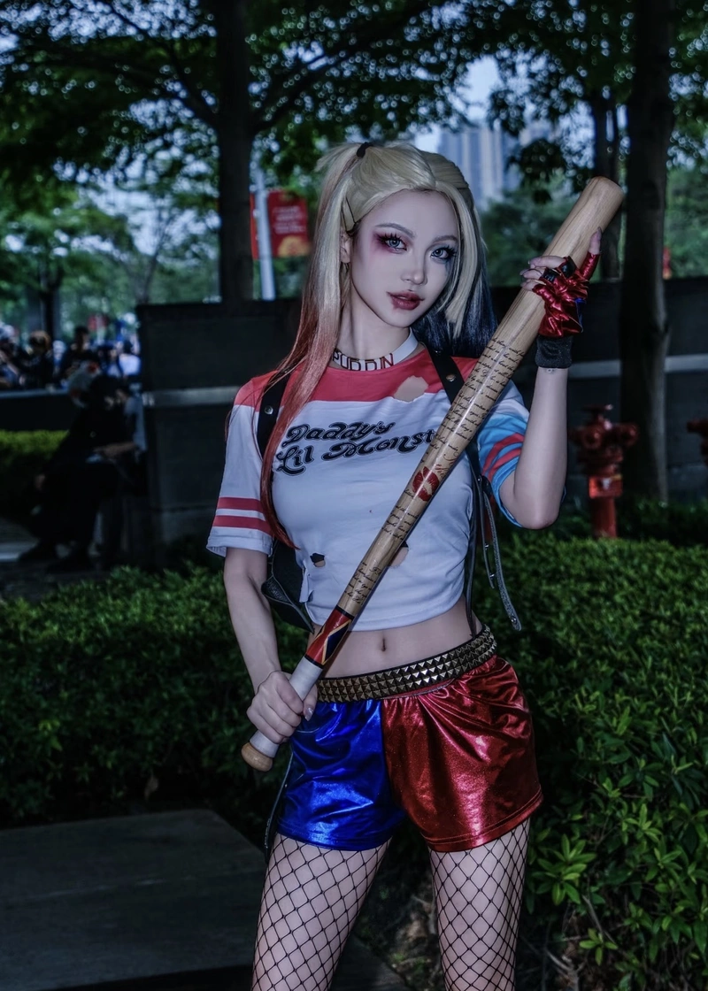 Harley Quinn cosplay thần thái tự tin đầy cuốn hút