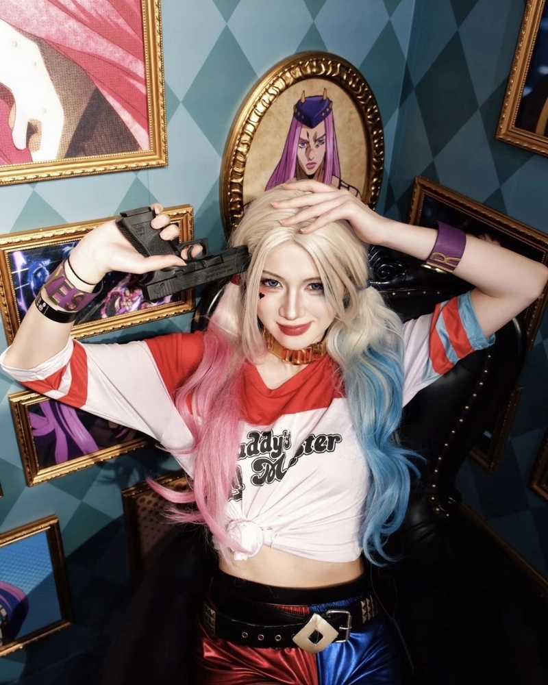 Harley Quinn cosplay với tóc hai màu xanh đỏ nổi bật