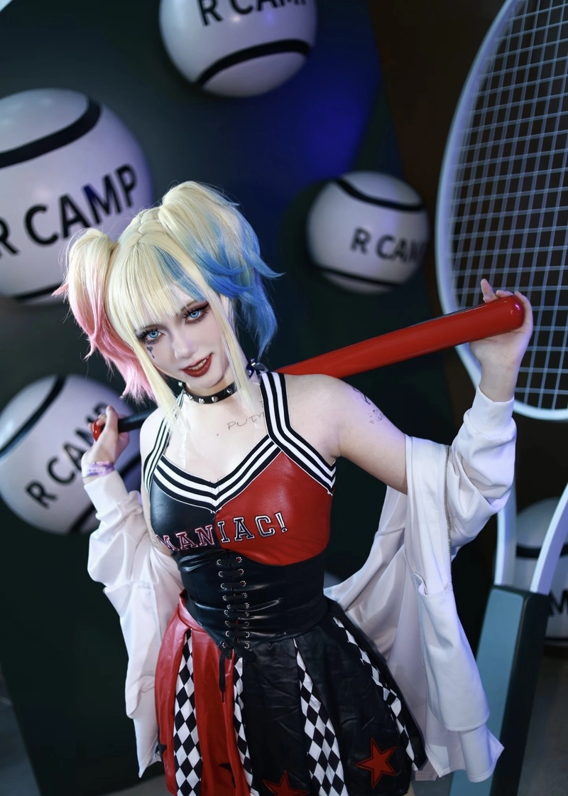 Hình Harley Quinn cosplay ánh mắt tinh nghịch đầy sức hút
