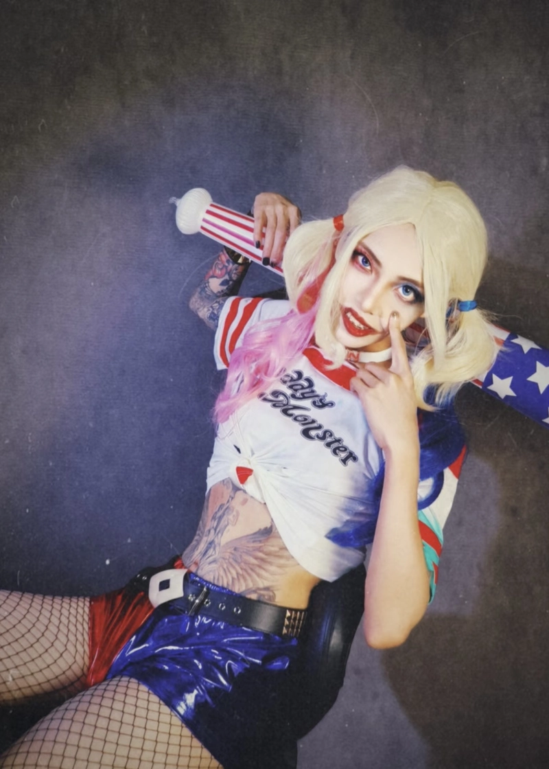 Hình Harley Quinn cosplay phong cách độc lạ đầy ấn tượng
