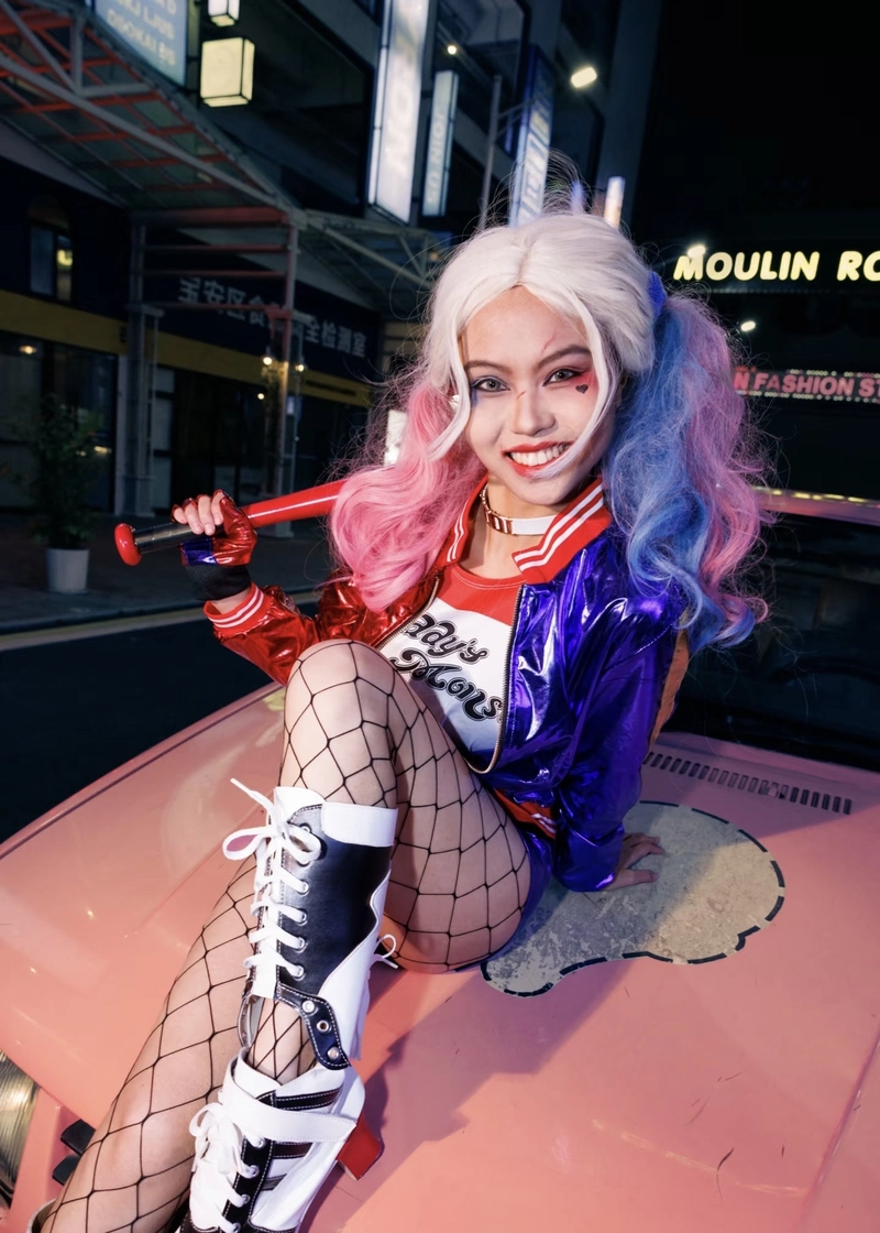 Hình Harley Quinn cosplay phong cách nổi loạn cá tính mạnh