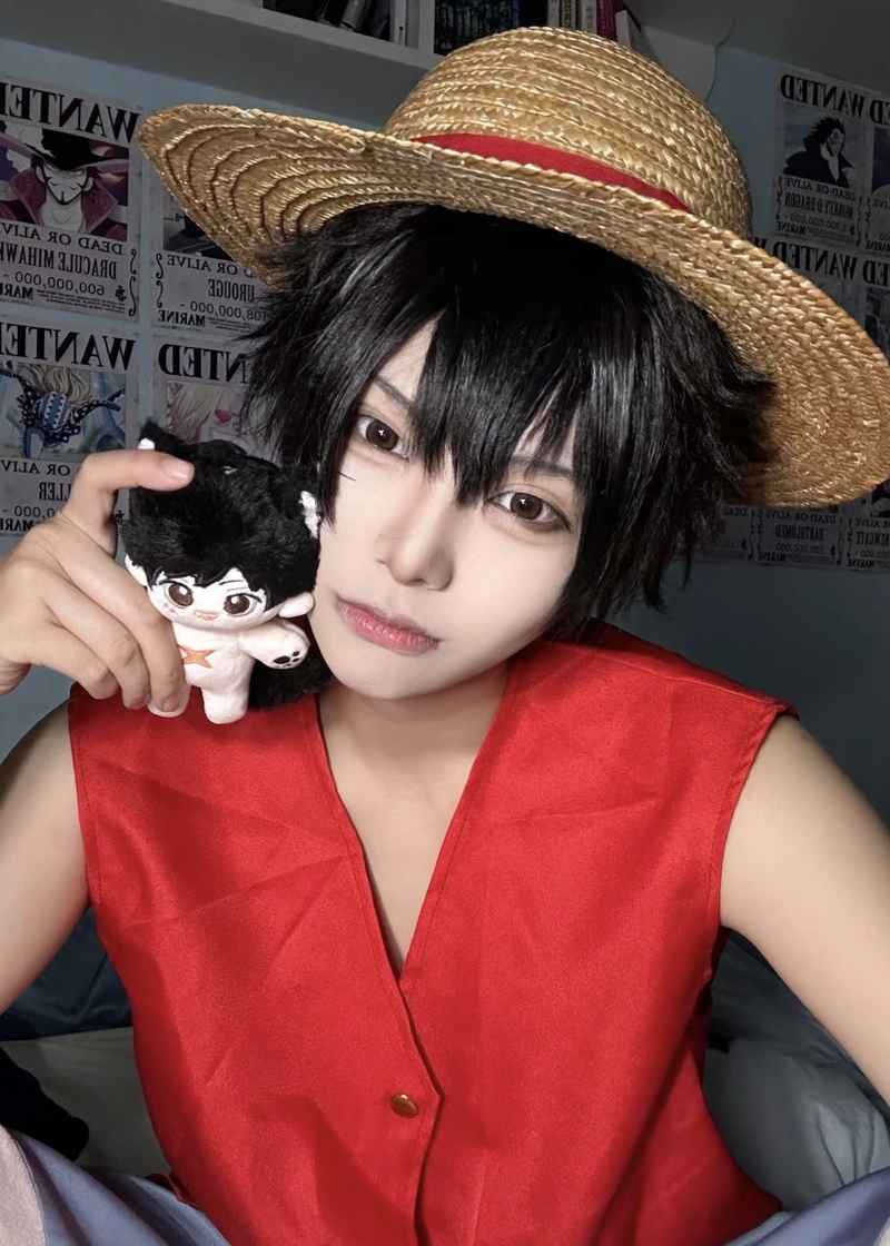 Hình Luffy cosplay ánh nhìn tinh nghịch đáng yêu