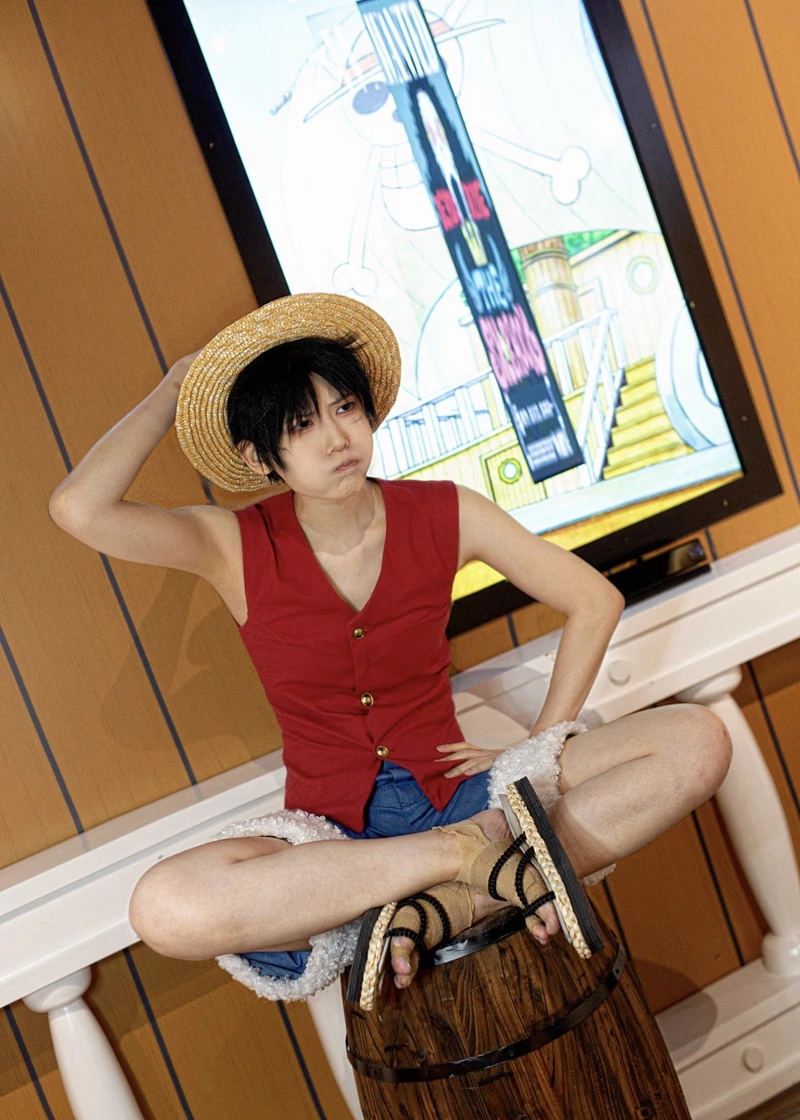 Hình Luffy cosplay ánh nhìn tinh nghịch đầy cuốn hút