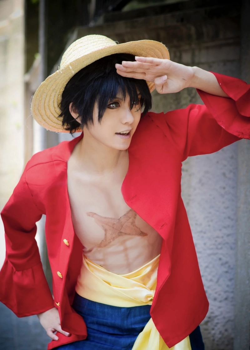 Hình Luffy cosplay phong cách hải tặc trẻ trung nổi bật