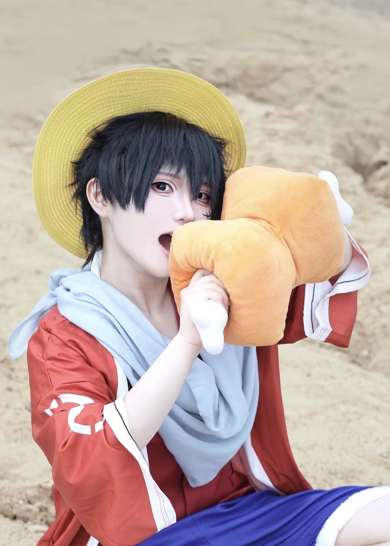 Hình Luffy cosplay phong cách trẻ trung nổi bật
