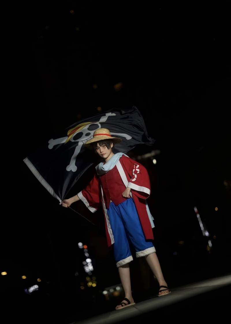 Hình Luffy cosplay phong cách vui tươi đầy cuốn hút