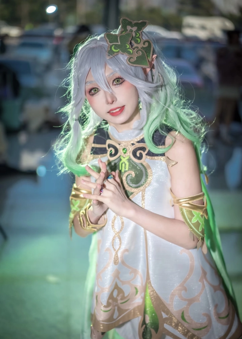 Hình Nahida cosplay ánh nhìn sâu mang cảm giác yên bình