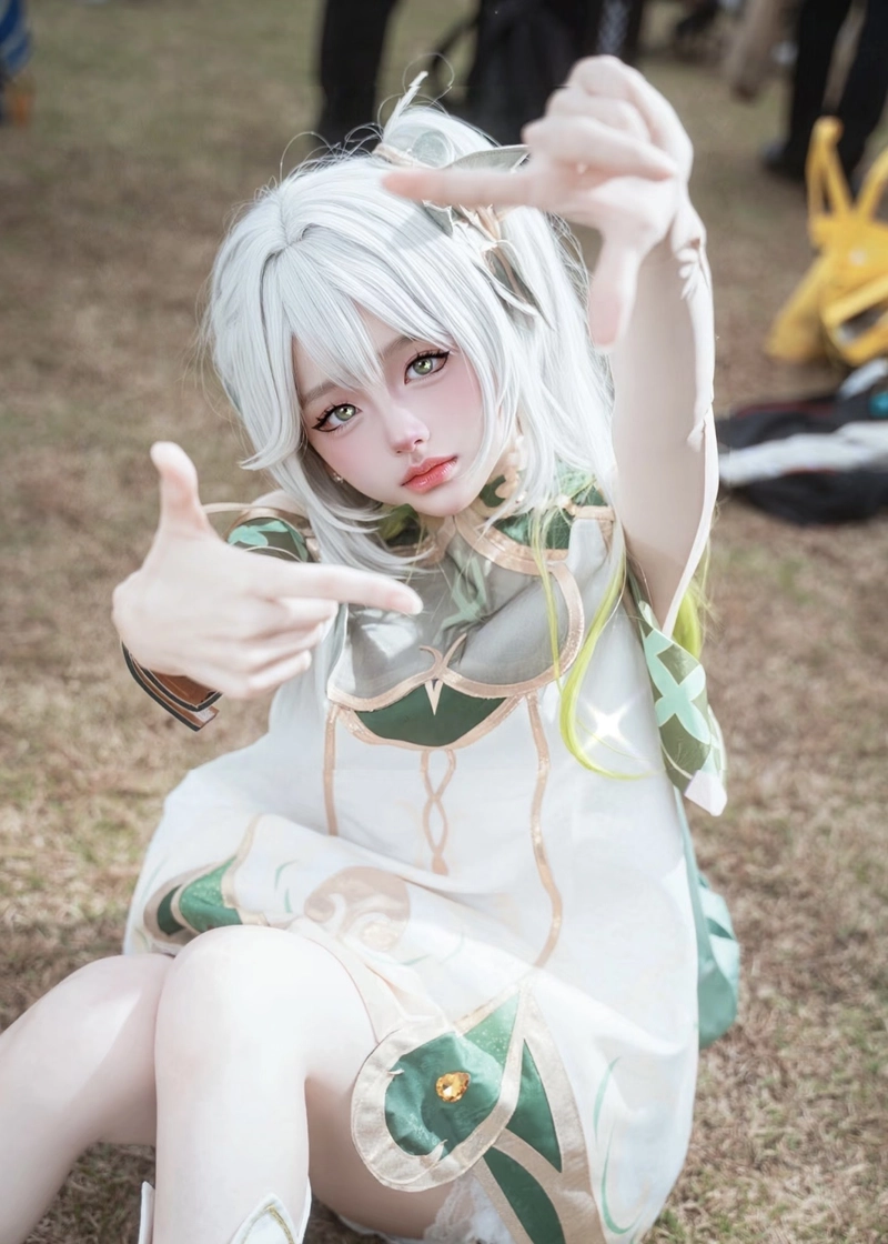 Hình Nahida cosplay biểu cảm ngây thơ vẻ đẹp tinh tế