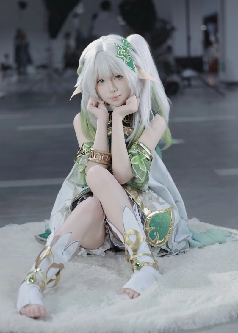 Hình Nahida cosplay xinh xắn thần thái nhẹ nhàng đáng yêu