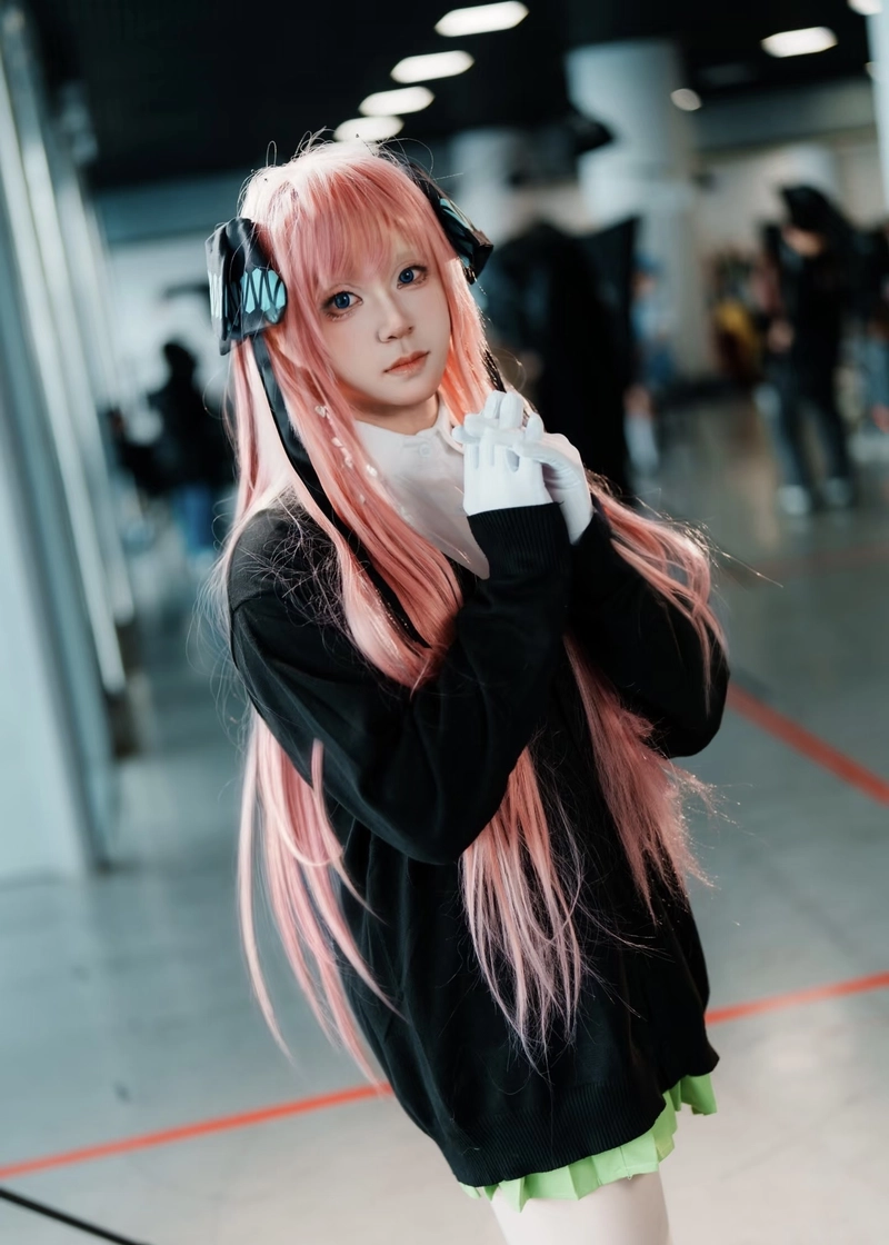 Hình Nino Nakano cosplay ánh mắt sắc sảo đầy ấn tượng