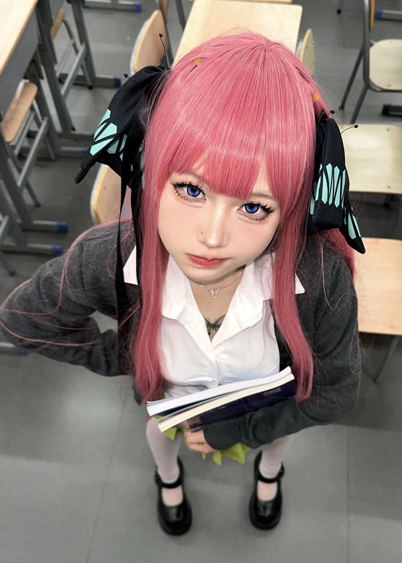 Hình Nino Nakano cosplay ánh nhìn lạnh lùng đầy sức hút