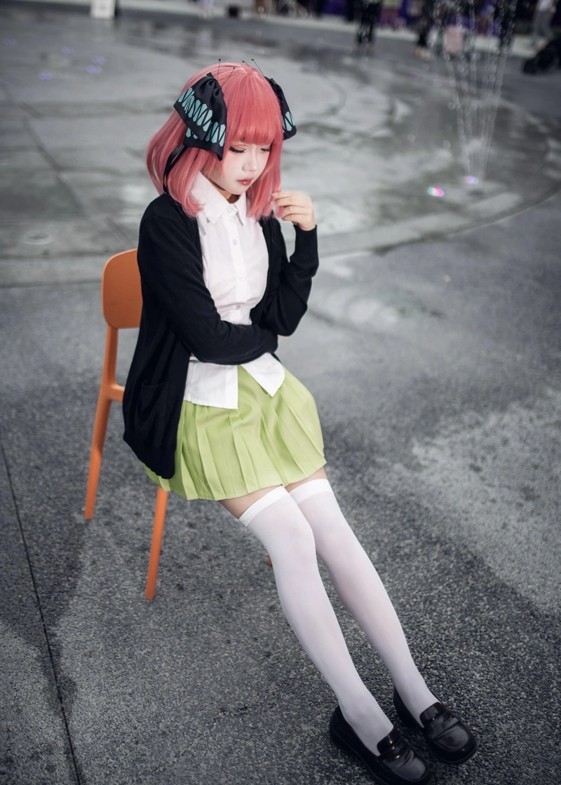 Hình Nino Nakano cosplay ánh nhìn mạnh mẽ đầy cuốn hút