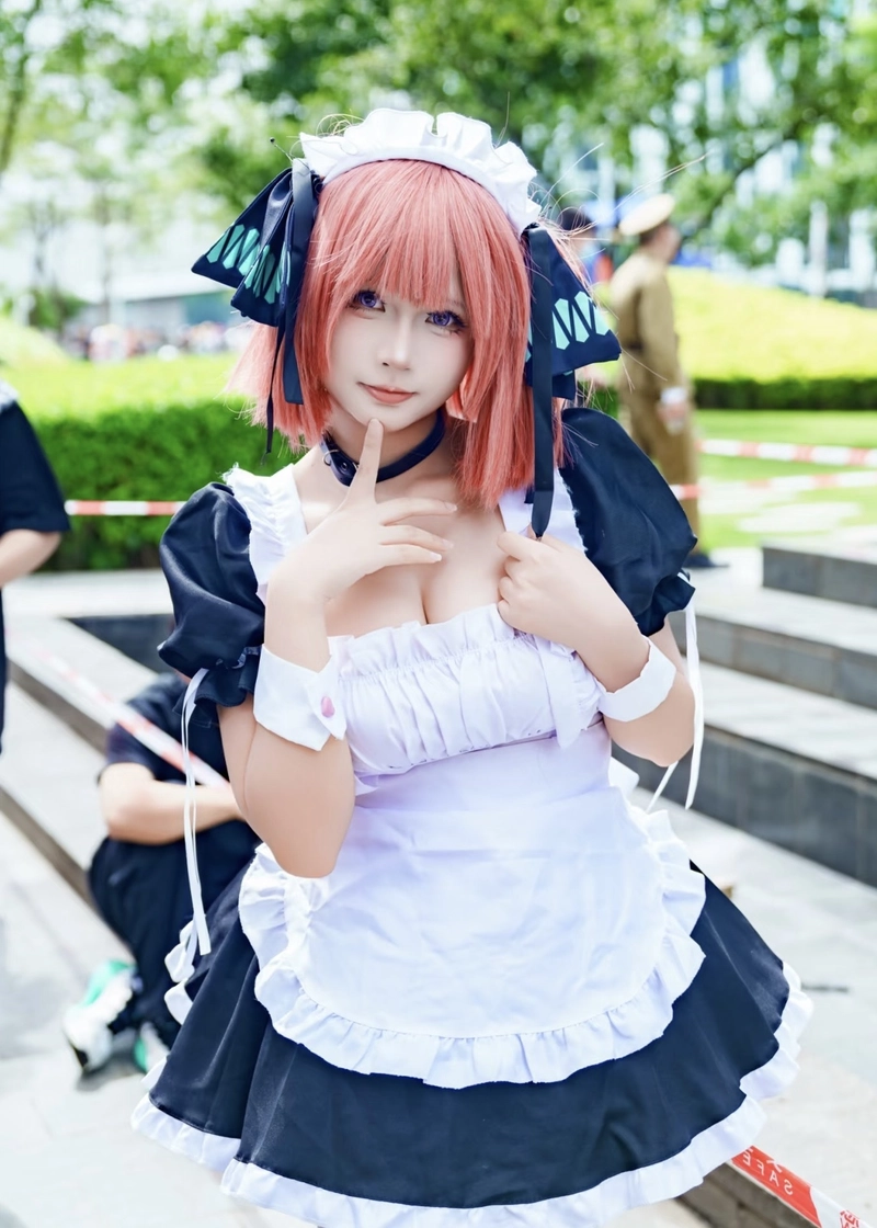 Hình Nino Nakano cosplay ánh nhìn sắc nét đầy sức hút