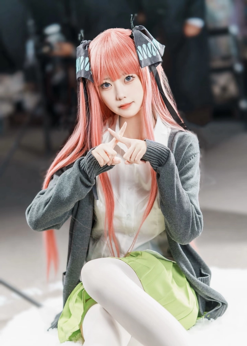 Hình Nino Nakano cosplay phong cách đáng yêu đầy nổi bật