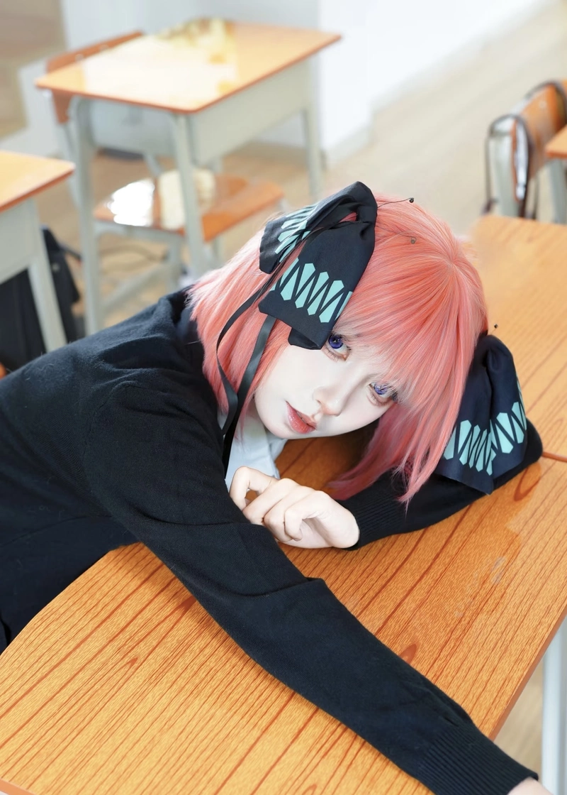 Hình Nino Nakano cosplay phong cách hiện đại đầy cá tính