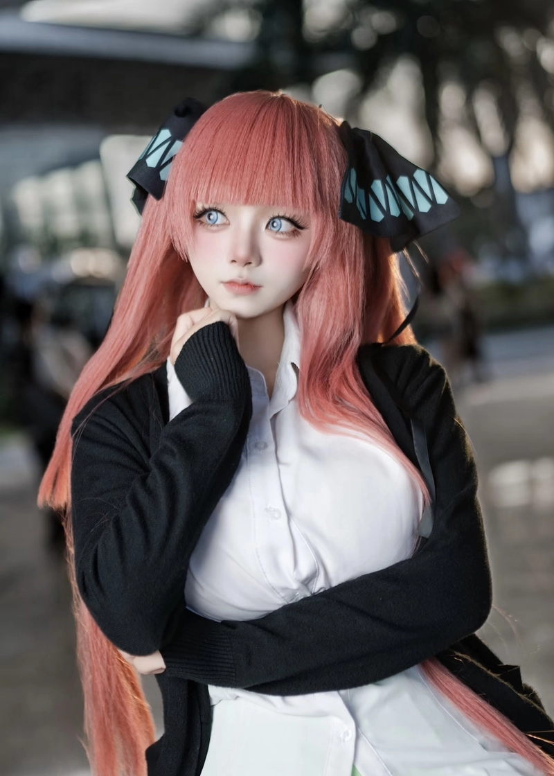Hình Nino Nakano cosplay phong cách nữ sinh trẻ trung nổi bật