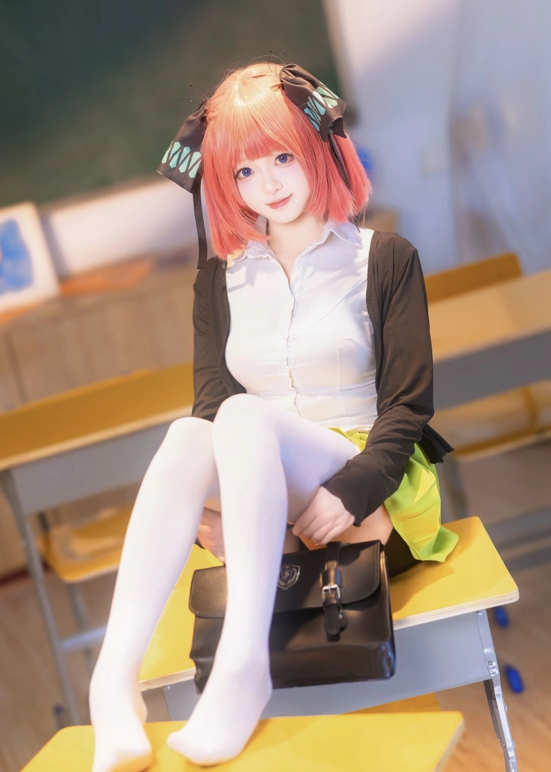 Hình Nino Nakano cosplay tạo hình xinh xắn trang phục đặc trưng