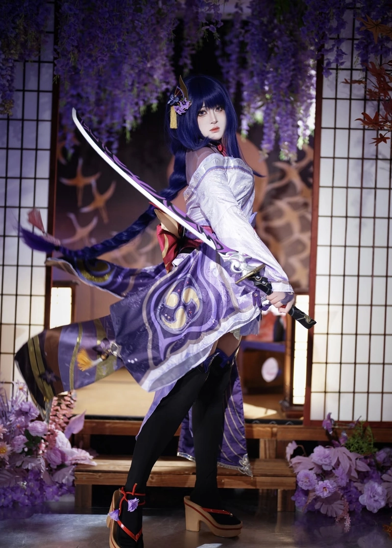 Hình Raiden cosplay mang cảm giác tĩnh lặng và sắc sảo