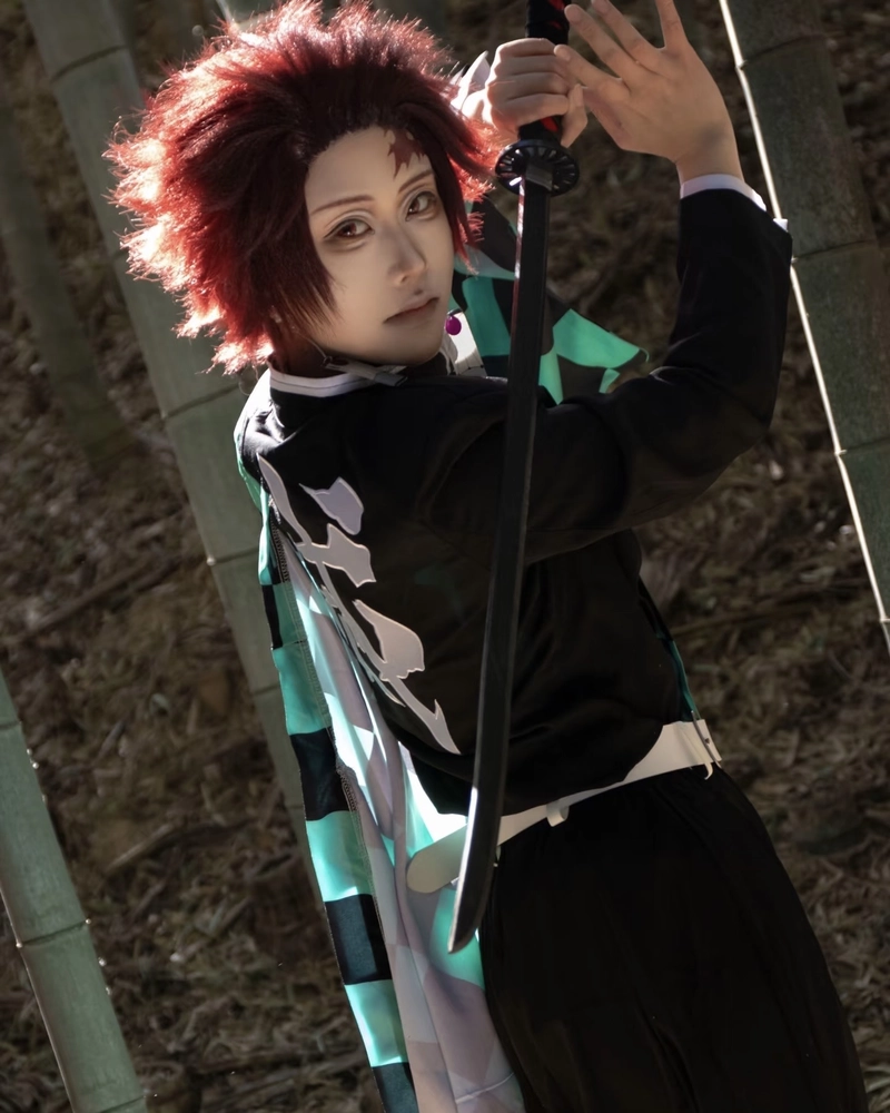 Hình Tanjiro cosplay ánh mắt quyết tâm đầy nghị lực