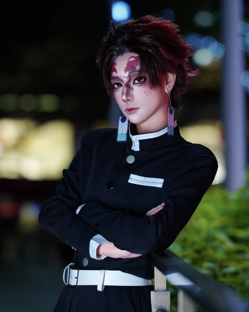 Hình Tanjiro cosplay biểu cảm mạnh mẽ đầy cảm xúc