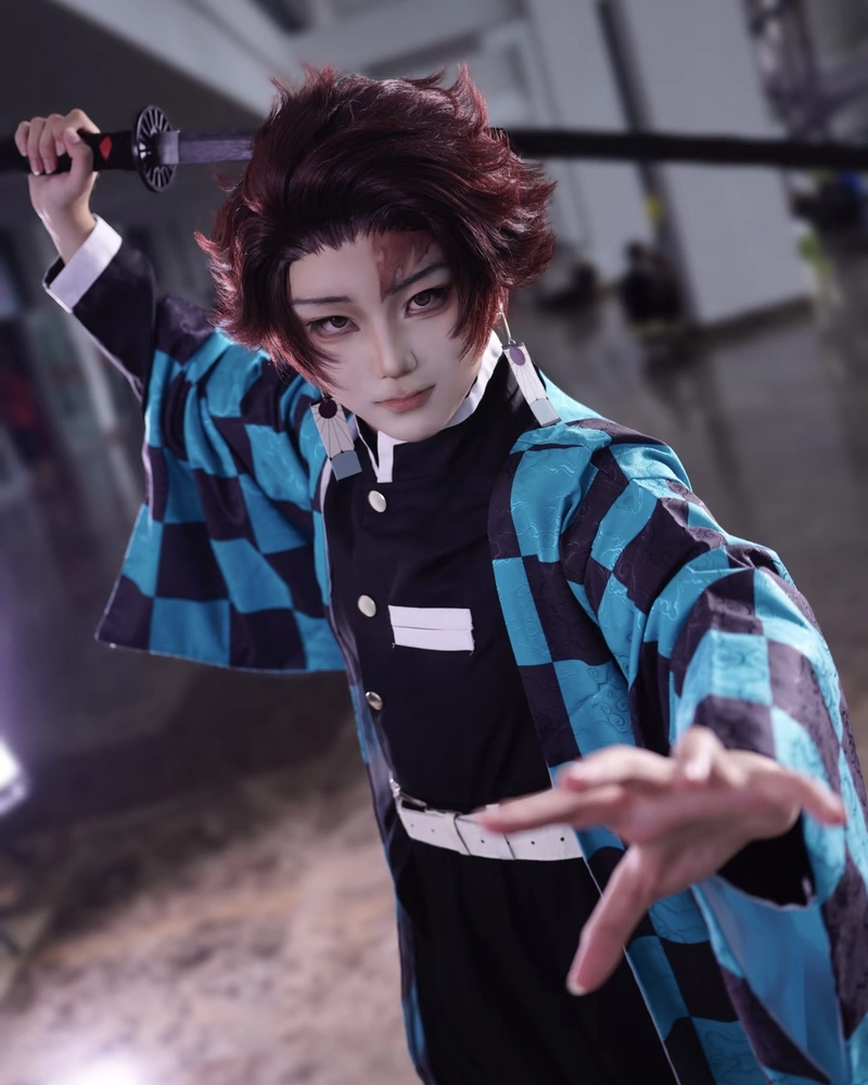 Hình Tanjiro cosplay biểu cảm trầm tĩnh nhưng mạnh mẽ