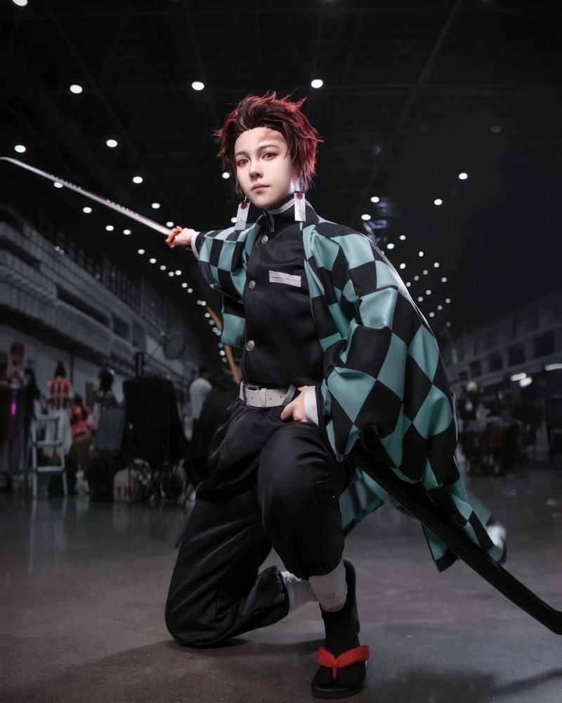 Hình Tanjiro cosplay phong cách kiếm sĩ trẻ đầy nhiệt huyết